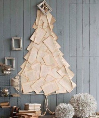 árvore de natal de parede feita com cartas.