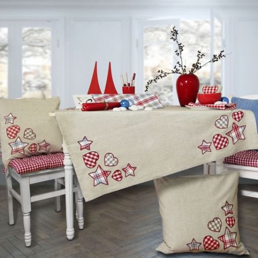 Almofadas e toalha de mesa com a mesma estampa natalina.
