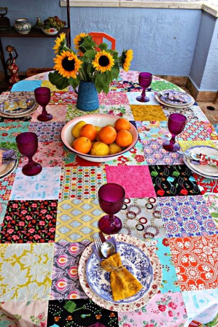 Toalha de mesa feita com retalhos de tecidos coloridos.