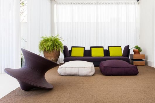 sala moderna com sofá colorido