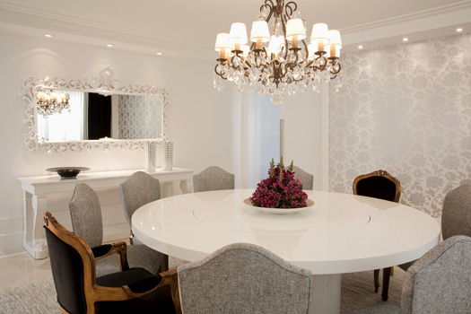 sala de jantar com mesa branca redonda