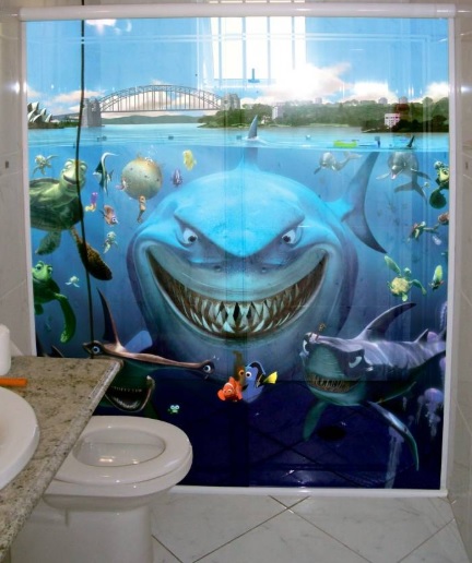 Banheiro com adesivo dos personagens de Procurando Nemo.