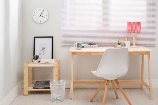 Ambiente decorado com escrivaninha moderna em madeira clara