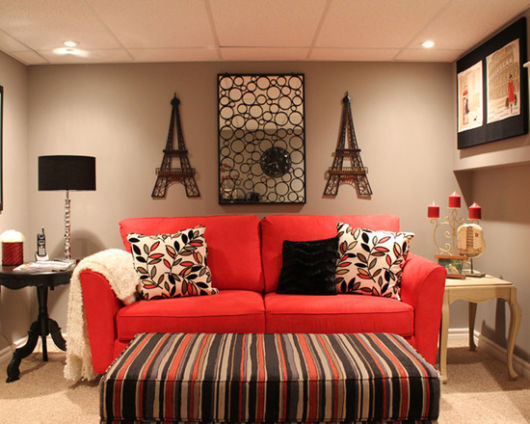 sala com sofá vermelho