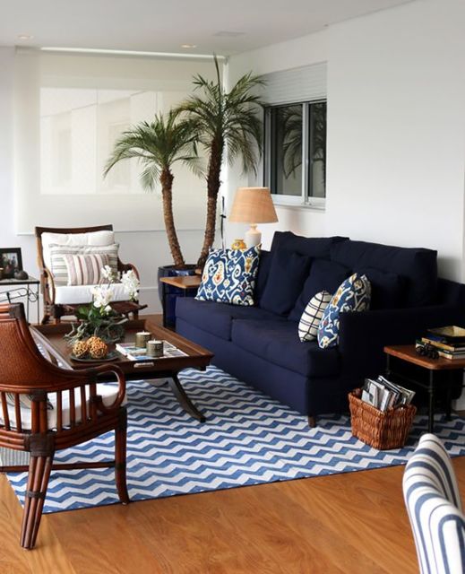 sala com sofá azul