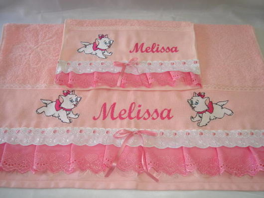 Kit de toalhas com nome bordado, fita e renda para bebês