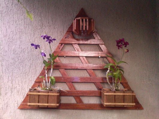 Modelo triangular com três cachepots decorados e médios