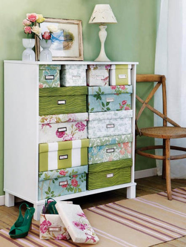Use as caixas decorativas para organizar sua sala