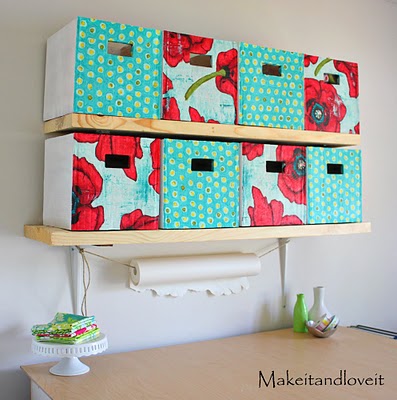 Use as caixas de papelão decoradas para organizar o ambiente