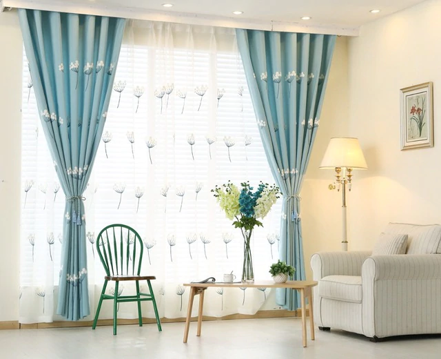 Felizmente as cortinas azuis podem ser usadas em salas de todos os estilos