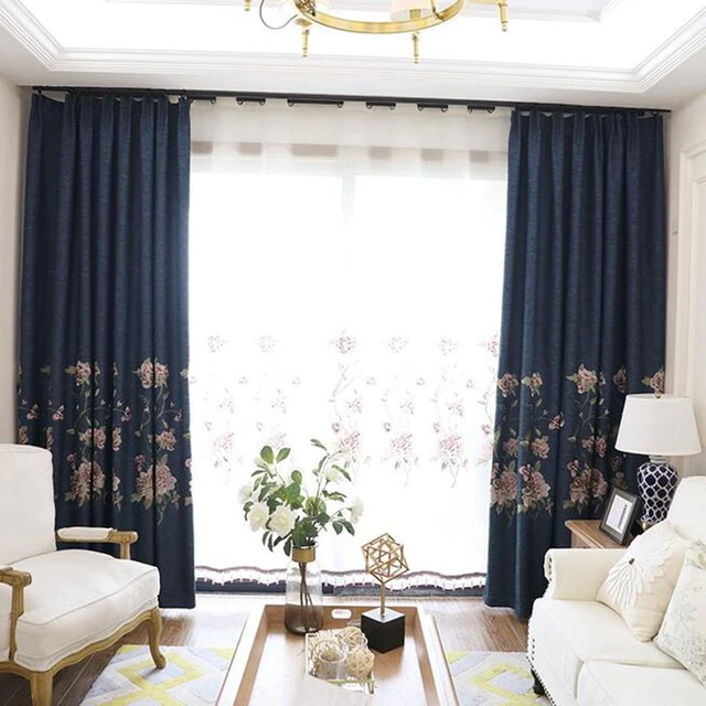 As cortinas azuis ajudam a renovar a decoração da sala