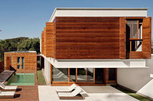 A fachada de madeira valoriza casas de veraneio e grandes imóveis
