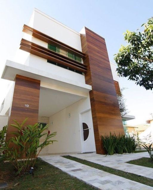 A variedade de projetos arquitetônicos mostra a versatilidade da fachada de madeira