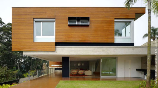 Veja como um imóvel de dois andares pode ficar mais deslumbrante com essa fachada de madeira