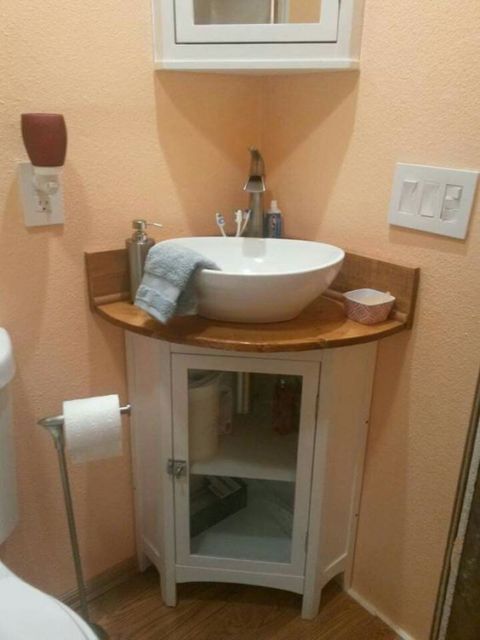 banheiro pequeno com armário