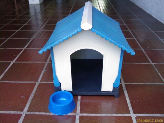 Casinha de cachorro de plástico.