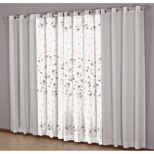 Que tal usar uma cortina branca com uma estampa leve?