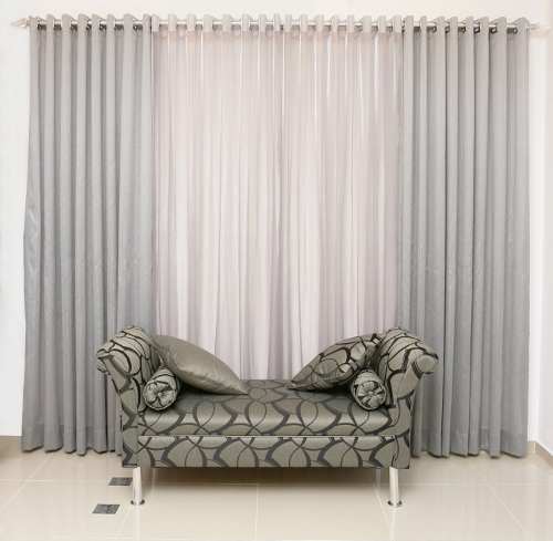 A cortina combina com o sofá na mesma textura e cor 