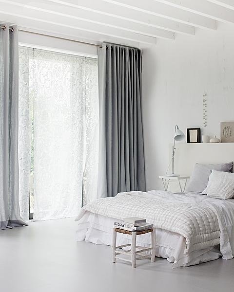 Cortina cinza clara ideal para um quarto em estilo minimalista