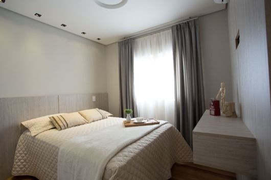 A cortina cinza é ideal para quartos em estilos minimalistas 
