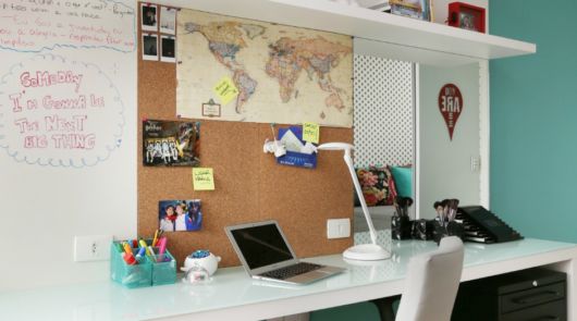 A cortiça é ideal para deixar o seu escritório ou home office mais organizado 