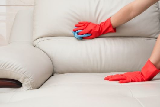 como limpar sofá de couro
