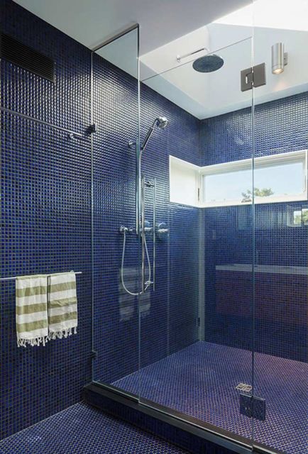 banheiro azul-marinho