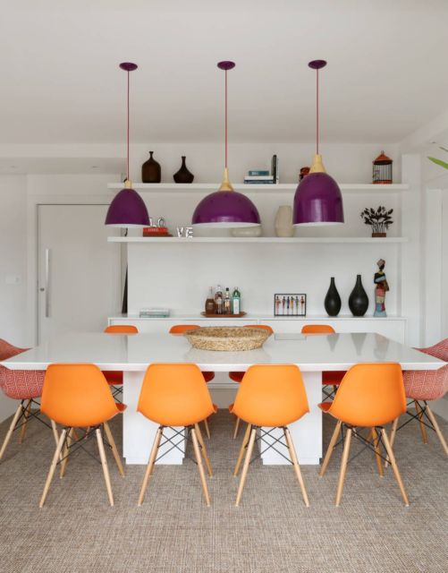 Cadeiras super estilosas laranjas combinadas a lustres roxos