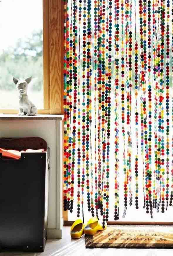 cortinas artesanais feitas com miçangas de diversas cores
