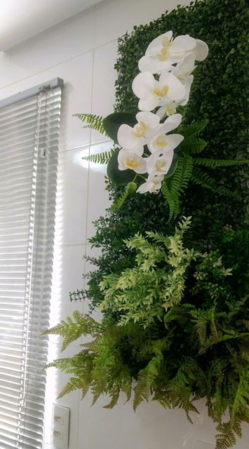 Modelo de jardim vertical com flores e plantas artificiais