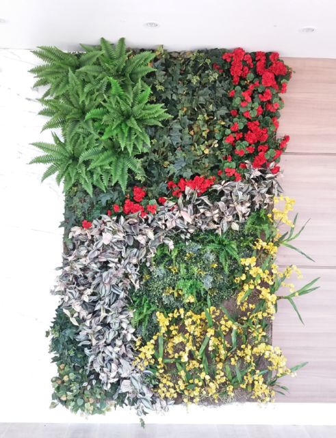 Modelos de jardins verticais com flores e plantas artificiais
