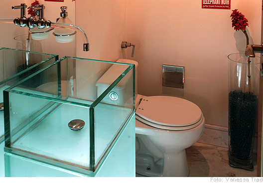 banheiro com cuba de vidro