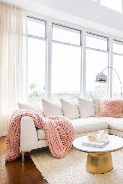 Sala clean com sofá branco.