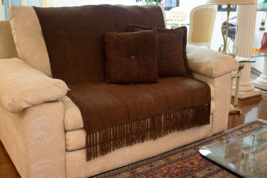 Manta para sofá na cor marrom.