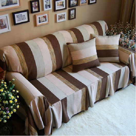 Manta para sofá estampada de branco e marrom.