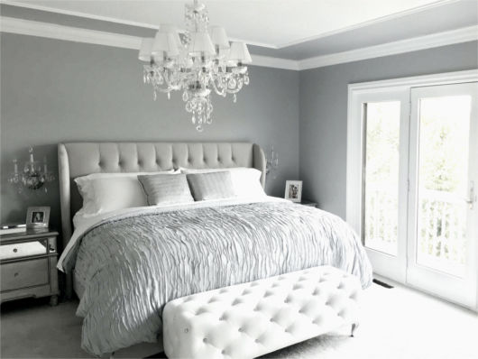quarto com decoração branca e cinza