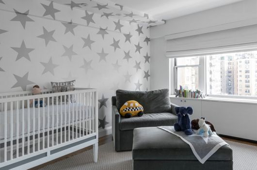 quarto de bebê com decoração cinza