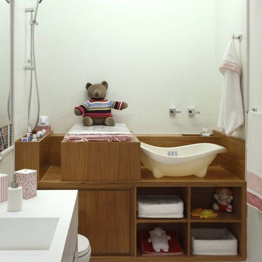 Banheiro com trocador de bebê