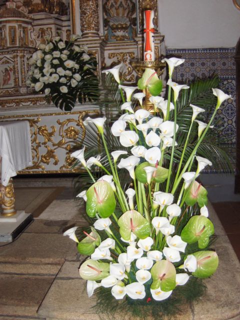 Arranjo de flores naturais para igreja