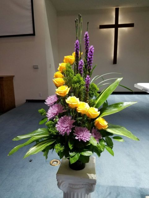 Arranjo de flores naturais para igreja