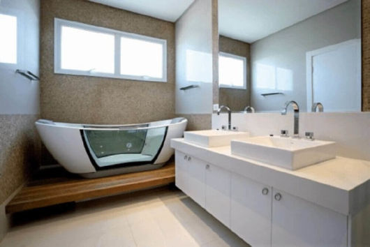 Banheiro planejado com banheira