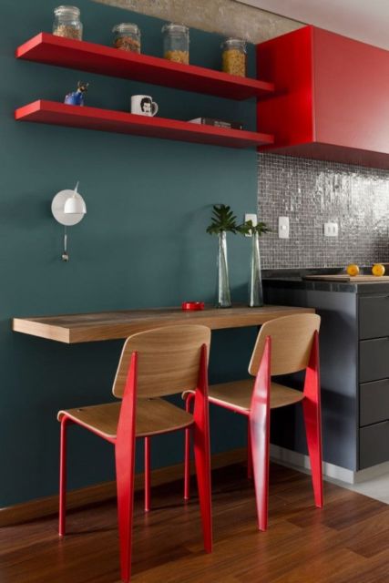 cozinha com cadeira vermelha