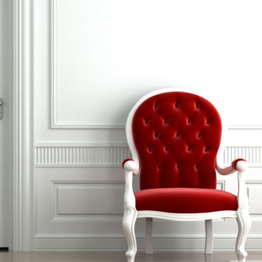 cadeira com estofado vermelho
