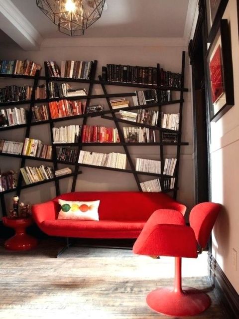 Sala com cadeira vermelha