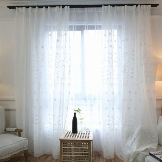 cortina branca bordada