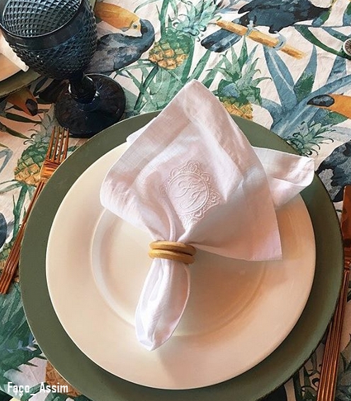 mesa com toalha estampada