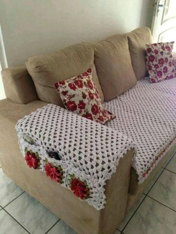 Decoração de sofá com manta de tricô