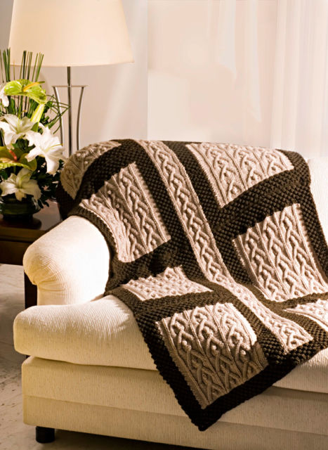 Decoração de sofá com manta de tricô