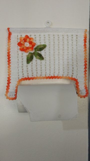 porta-papel toalha de crochê com flor laranja