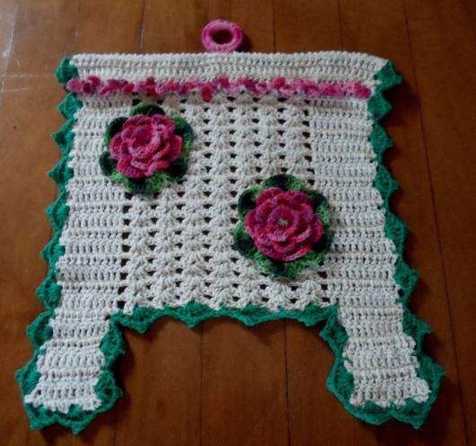 porta-papel toalha de crochê com flores rosas